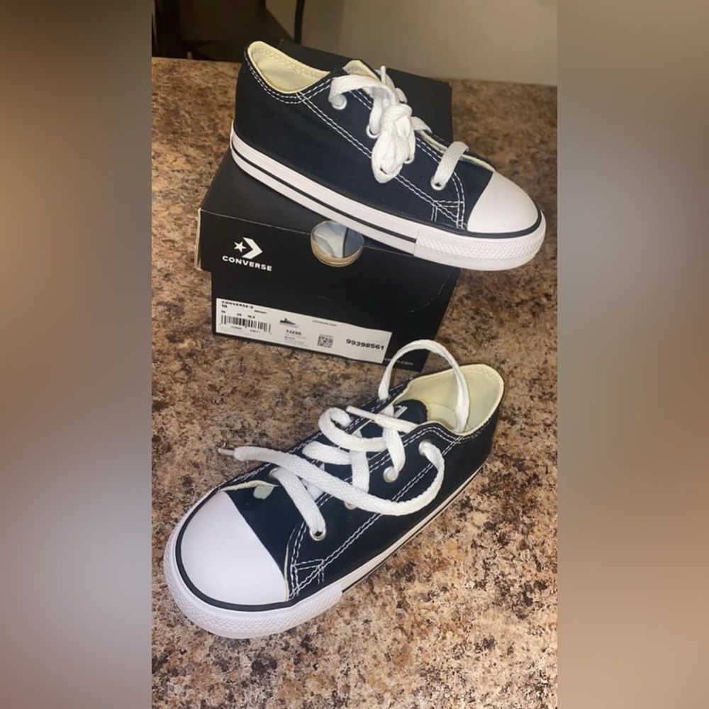 Unisex NWT converse sneakers